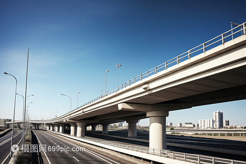 城市脊梁與生活美學(xué) 高架橋與化妝品的奇妙交響